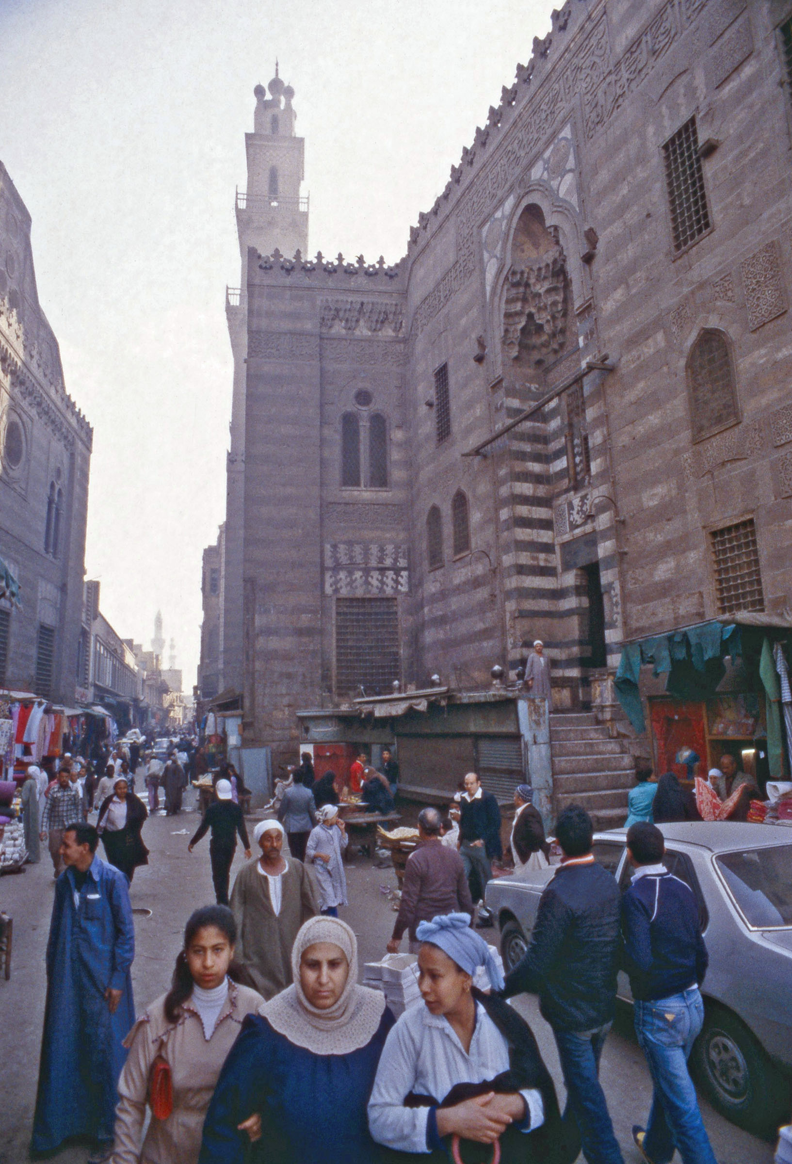 Folkeliv ved en moske i Cairo